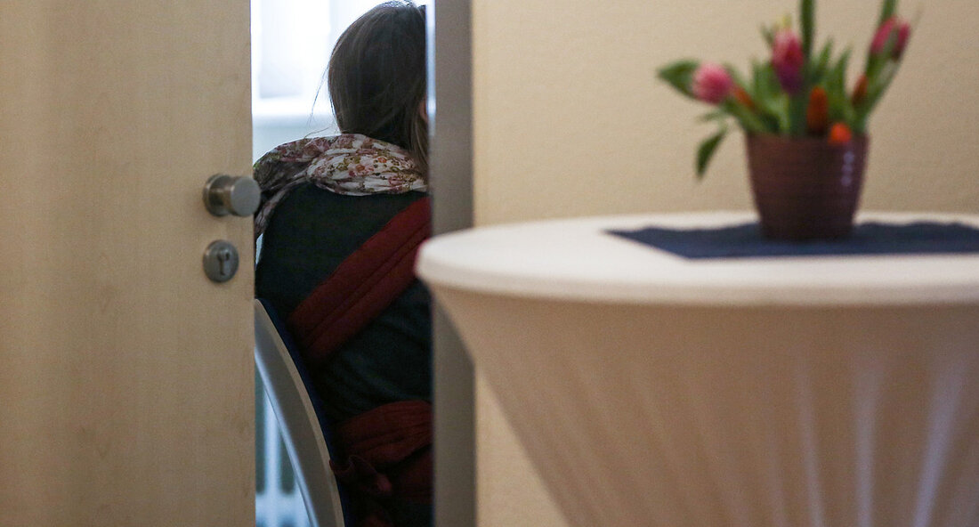 Anstieg psychischer Störungen bei Kindern und Jugendlichen führt zu Ausbau der stationären Kapazitäten Während und nach der Corona-Pandemie ist es zu einem deutlichen Anstieg an psychischen Störungen bei Kindern und Jugendlichen gekommen. Dies hat die Landesregierung veranlasst, einen Ausbau der stationären Kapazitäten zu beschließen. In einer Pressemitteilung gab die Landesregierung bekannt, dass mit einem Kabinettsbeschluss von vergangener Woche die Grundlage für mehr Kapazitäten in der stationären Versorgung der Kinder- und Jugendpsychiatrie geschaffen wurde. Durch eine Änderung des Landeskrankenhausplans können künftig in diesem Fachbereich bereits ab einer Bettenauslastung von 70 Prozent weitere Betten ausgewiesen werden. Bisher lag dieser Wert bei 90 …