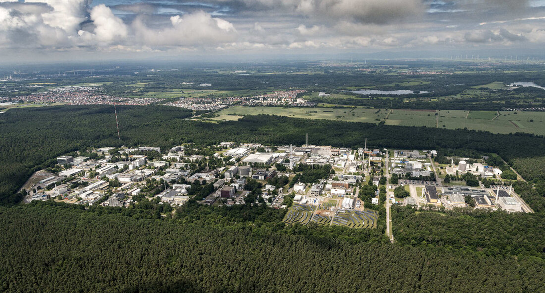 Eine Umweltmessung des Karlsruher Instituts für Technologie ergab eine leicht erhöhte radiologische Aktivität im Bereich einer Entladungsstruktur in Eggenstein-Leopoldshafen. Es besteht kein akutes Risiko für Mensch oder Umwelt. An einer Stelle am Hirschgraben, östlich des Nordcampus des Karlsruher Instituts für Technologie (KIT), wurden Anomalien der Strahlungswerte festgestellt. Daraufhin wurden durch die Umweltüberwachung des KIT außerordentliche Dosisleistungsmessungen und Probenahmen durchgeführt. Eine der entnommenen Bodenproben zeigte Konzentrationen der Radionuklide Cs-137 und Am-241, die über den üblicherweise gefundenen und regelmäßig berichteten Werten lagen. Weder die lokal begrenzten erhöhten Dosisleistungswerte noch die gefundenen Aktivitätswerte führen zu einer unzulässigen Exposition. Es besteht kein akutes Risiko …