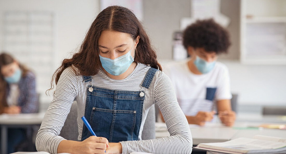 Auch bei den Abschlussprüfungen 2022 kommt es aufgrund der Corona-Pandemie zu Anpassungen. Die Gesamtarbeitszeit verlängert sich und es stehen zusätzliche Prüfungsaufgaben zur Auswahl. Den Studierenden werden auch in diesem Jahr faire Bedingungen für die Abschlussprüfungen garantiert. Schüler, die jetzt ihre Abschlussprüfungen machen, haben zwei Jahre Pandemie hinter sich. Auch sie sind von den Schulschließungen und Einschränkungen der letzten Jahre betroffen, da die Vorbereitung auf die Prüfungen meist ein bis zwei Jahre vorher beginnt. „Für mich steht außer Frage, dass wir auch für Jugendliche und junge Erwachsene, die in diesem Jahr vor dem Abschluss stehen, für faire Bedingungen bei den Abschlussprüfungen …