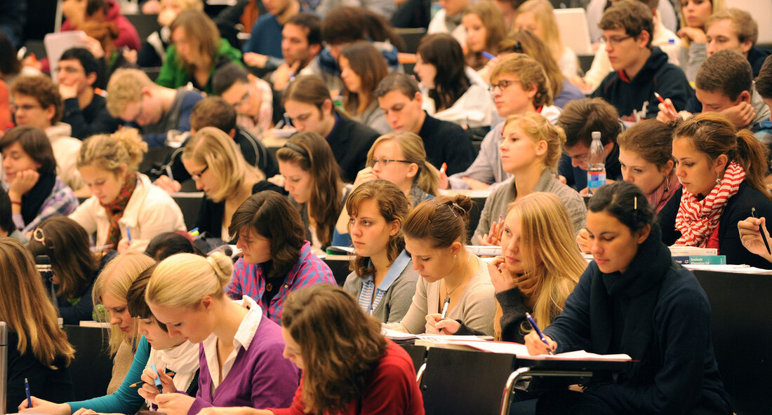Die Zentrale Studienberatung in Baden-Württemberg feiert ihr 50-jähriges Bestehen und bietet seit fünf Jahrzehnten Unterstützung für Studierende und Studieninteressierte. Mit einer Vielzahl von Events, darunter einem Online-Aktionstag am 28. Februar 2024, stellen sich die Zentralen Studienberatungsstellen und ihr Angebot vor. Die Ministerin für Wissenschaft, Petra Olschowski, betont die Bedeutung einer guten Studienberatung für den Studienerfolg und lobt das Engagement der Beraterinnen und Berater, die seit fünf Jahrzehnten wertvolle Unterstützung bieten. Eine gute Studienberatung trägt zur Verminderung von Studienabbrüchen bei, indem sie Studieninteressierten die notwendigen Informationen vor Studienbeginn liefert und während des Studiums beratende Unterstützung bietet. Der Online-Aktionstag am 28. Februar …