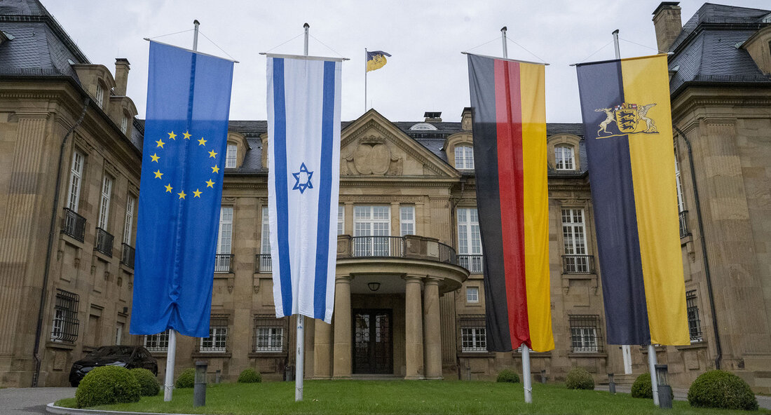 Antisemitismusbeauftragte geben Orientierungshilfe heraus: Baden-Württemberg verstärkt Bekämpfung von antisemitischen Vorfällen Die Antisemitismusbeauftragten der Generalstaatsanwaltschaften Stuttgart und Karlsruhe haben in einem Runderlass an alle Staatsanwaltschaften in Baden-Württemberg eine Orientierungshilfe zur Bewertung von Parolen und Kennzeichen im Zusammenhang mit dem aktuellen Versammlungsgeschehen herausgegeben. Dies geschieht vor dem Hintergrund einer möglichen Zuspitzung der Lage im Nahen Osten, wodurch auch in Baden-Württemberg mit einer Ausweitung von propalästinensischen Demonstrationen und einer Zunahme von antisemitischen Vorfällen gerechnet wird. Die Ministerin der Justiz und für Migration, Marion Gentges, betonte, dass Antisemitismus in Baden-Württemberg keinen Platz habe. Antisemitisch motivierte Straftaten würden in Baden-Württemberg weiterhin konsequent und mit Nachdruck …