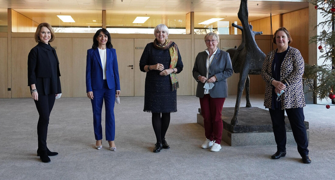 Kulturstaatsministerin Claudia Roth besuchte Baden-Württemberg. Im Mittelpunkt eines ersten kulturellen und politischen Austauschs stand unter anderem die Pionierarbeit Baden-Württembergs in der Aufarbeitung der Kolonialgeschichte staatlicher Sammlungen und in der Provenienzforschung. Auf ihrer Antrittsreise durch die Bundesländer, Staatsministerin für Kultur Claudia Roth machte zunächst Station in Baden-Württemberg. Im Mittelpunkt eines ersten kulturpolitischen Austauschs mit dem Kunstminister Theresia Bauer und Staatssekretär Petra Olschowski war unter anderem Baden-Württembergs Pionierarbeit bei der Aufarbeitung der Kolonialgeschichte staatlicher Sammlungen und bei der Provenienzforschung von Objekten. Eine Stippvisite in einem Plattenladen stand ebenso auf dem Programm wie ein Besuch im Wagner-Oper „Das Rheingold“ mit Premierminister Winfried Kretschmann. …