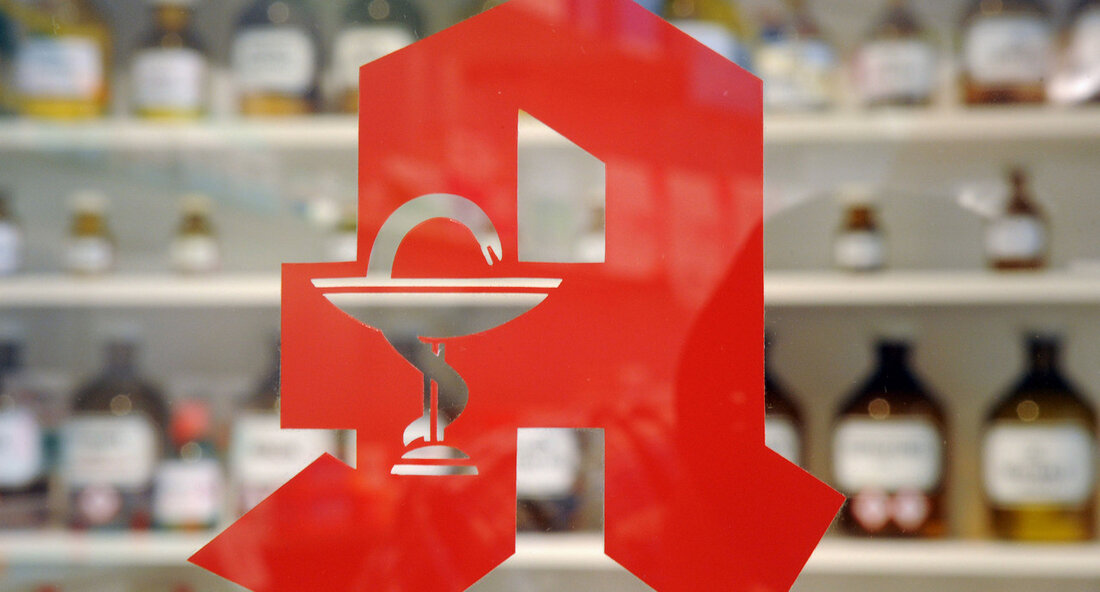 Apotheken als wichtiger Bestandteil der Gesundheitsversorgung im ländlichen Raum Stuttgart, 26. Juni 2023 – Im Rahmen einer Fachveranstaltung zum Update des Gutachtens zur Qualität der Arzneimittelversorgung haben die Minister Peter Hauk und Manne Lucha die Ergebnisse des Gutachtens erörtert. Die Veranstaltung fand digital statt und wurde gemeinsam mit der Fachöffentlichkeit durchgeführt. Dabei wurde betont, dass Apotheken ein wichtiger Pfeiler der Gesundheitsversorgung im ländlichen Raum sind. Eine flächendeckende Versorgung mit Medikamenten und pharmazeutischen Leistungen sei unerlässlich, um eine gute medizinische und pflegerische Versorgung in ländlichen Regionen zu gewährleisten, erklärte Minister Peter Hauk. Apotheken stellen nicht nur die Verfügbarkeit von Arzneimitteln sicher, …