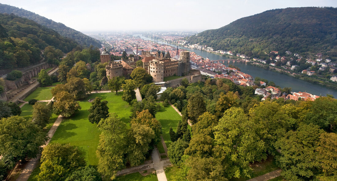 Innovative App ermöglicht virtuellen Blick auf Heidelberger Schlossgarten des 17. Jahrhunderts Die Staatlichen Schlösser und Gärten Baden-Württemberg erweitern ihre App „Monumente 3D“ und ermöglichen Besuchern nun einen virtuellen Blick auf den Heidelberger Schlossgarten des frühen 17. Jahrhunderts. Finanzstaatssekretärin Gisela Splett stellte das neue Angebot gemeinsam mit Patricia Alberth, der Geschäftsführerin der Staatlichen Schlösser und Gärten, sowie Dr. Frithjof Schwartz, dem Projektleiter „Virtuelle Rekonstruktion von Kulturliegenschaften“, vor. Die App ermöglicht es Gästen, mithilfe ihres Smartphones oder Tablets in die Geschichte des Heidelberger Schlossgartens einzutauchen. Das Ziel der Staatlichen Schlösser und Gärten ist es, kulturelles Erbe und Geschichte auch virtuell erlebbar zu …