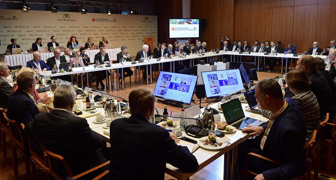 Eine erfolgreiche Transformation der Automobilwirtschaft in Deutschland erfordert die Zusammenarbeit von Wirtschaft und Politik, wie es auf der siebten Jahresveranstaltung des Strategiedialogs Automobilwirtschaft Baden-Württemberg in Berlin betont wurde. Ministerpräsident Winfried Kretschmann und führende Vertreter des Automobilsektors haben den Bund aufgefordert, die notwendigen Weichenstellungen für eine erfolgreiche Transformation vorzunehmen. Das Jahrestreffen des Strategiedialogs Automobilwirtschaft Baden-Württemberg fand am Donnerstag, den 7. Dezember 2023, statt und bot die Gelegenheit für einen wichtigen Austausch zwischen den politischen Entscheidungsträgern und den Vertretern der Automobilbranche. Im Mittelpunkt stand dabei die Diskussion über die aktuellen Herausforderungen und die notwendigen Maßnahmen, um die Automobilindustrie erfolgreich zu transformieren. Ministerpräsident …