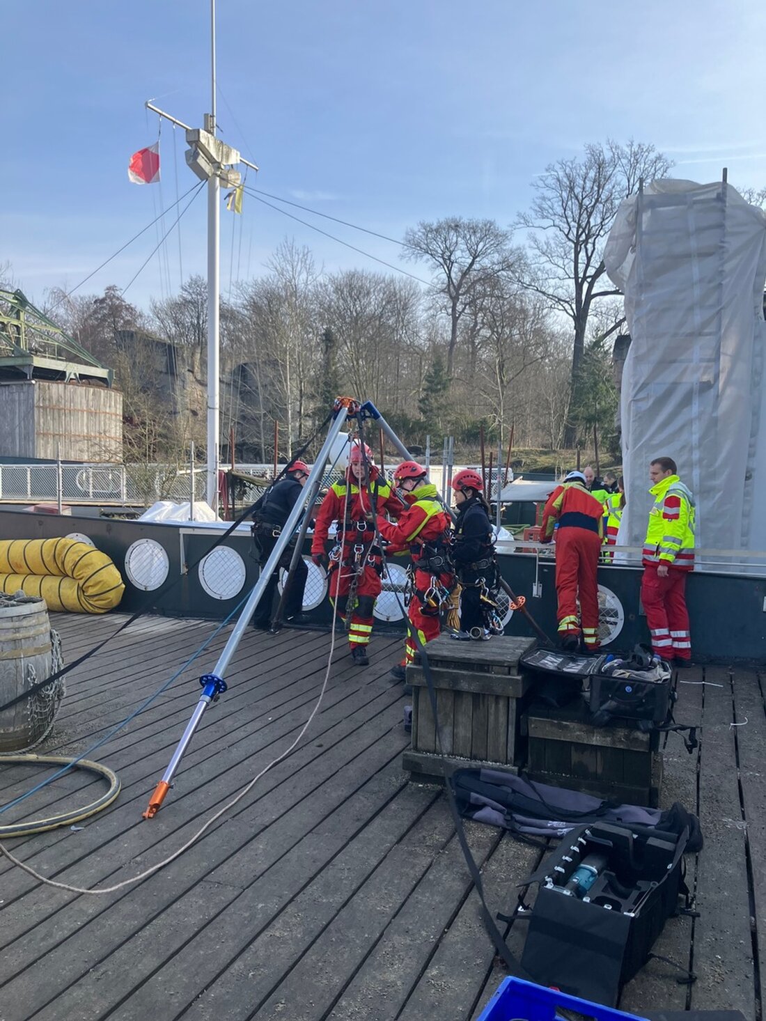 Arbeiter verletzte sich bei einem Arbeitsunfall im Zoo Hannover. Feuerwehr benötigte Höhenretter für die Rettung des Verunfallten.