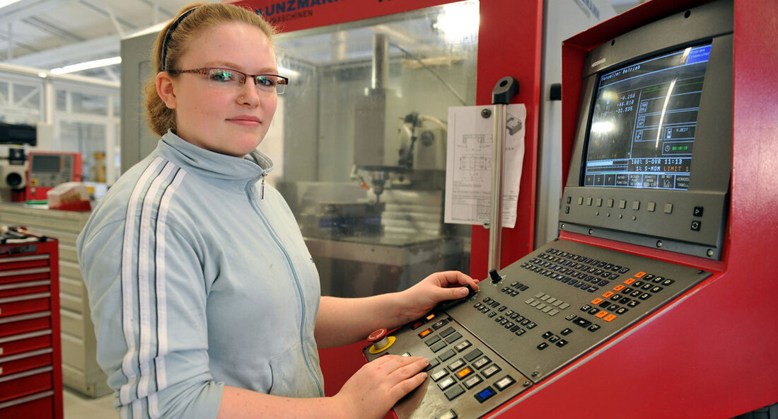 Das Land fördert das Kompetenzzentrum Information für Elektroniker/innen für Gebäudesystemintegration (INFE) in Stuttgart mit 120.000 Euro. Dies berücksichtigt den Modernisierungsprozess der Elektrohandberufe und die damit verbundene überbetriebliche Ausbildung. Das Ministerium für Wirtschaft, Arbeit und Tourismus unterstützt das Kompetenzzentrum (KOMZET) „INFE“ (Information für Elektroniker/innen für Gebäudesystemintegration) der Innung für Elektrotechnik und Informationstechnik in Stuttgart mit rund 120.000 Euro. „Eine attraktive und moderne Ausbildung ist ein wichtiger Beitrag zur Sicherung des Fachkräftenachwuchses und der Zukunftsfähigkeit des Handwerks“, so Minister Dr. Nicole Hoffmeister-Kraut. Das Elektrohandwerk und die dazugehörige überbetriebliche Ausbildung befinden sich derzeit in einem Modernisierungsprozess. Kürzlich lösten drei modernisierte Lehrberufe im Elektrohandwerk …