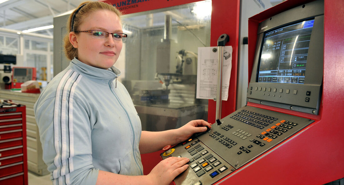 Arbeitsmarkt in Baden-Württemberg trotz geringer Veränderungen stabil Die aktuellen Arbeitsmarktdaten für Baden-Württemberg im April zeigen, dass sich die Zahl der Arbeitslosen im Land den vierten Monat in Folge kaum verändert hat. Mit einem leichten Rückgang um 529 Personen auf insgesamt 264.767 Arbeitslose konnte zwar eine minimale Verbesserung verzeichnet werden, jedoch entspricht dies noch immer keiner wirklichen Frühjahrsbelebung. Im Vergleich zum Vorjahresmonat sind sogar 10,1 Prozent mehr Menschen arbeitslos. Trotzdem betont Dr. Nicole Hoffmeister-Kraut, Ministerin für Wirtschaft, Arbeit und Tourismus, dass der Arbeitsmarkt in Baden-Württemberg weiterhin ein stabiler Rückhalt bleibt. Besonders erfreulich ist die Mitteilung, dass es für junge Menschen weiterhin …