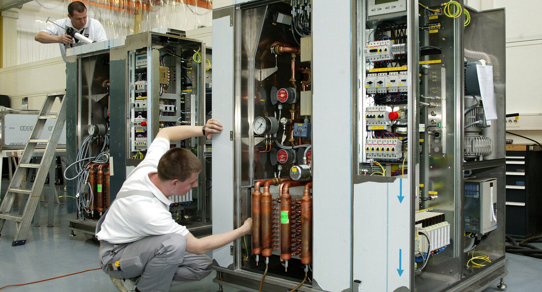 Die Arbeitslosenzahlen in Baden-Württemberg sind im März 2024 leicht zurückgegangen, jedoch deutet dieser Rückgang nicht auf eine Frühjahrsbelebung hin. Dies geht aus den neuesten Arbeitsmarktdaten hervor, die von Dr. Nicole Hoffmeister-Kraut, der Ministerin für Wirtschaft, Arbeit und Tourismus, veröffentlicht wurden. Mit einem Rückgang der Arbeitslosenzahlen um 3.270 Personen oder 1,2 Prozent auf insgesamt 265.296 Arbeitslose im März 2024 zeigt sich zwar eine leichte Verbesserung, jedoch ist die Entwicklung im Vergleich zum Vorjahresmonat besorgniserregend. Mit 10,3 Prozent mehr Arbeitslosen als im Vorjahreszeitraum spiegelt diese Zunahme die anhaltende Wachstumskrise wider, die auch den Arbeitsmarkt betrifft. Die Arbeitslosenquote blieb im März 2024 stabil …