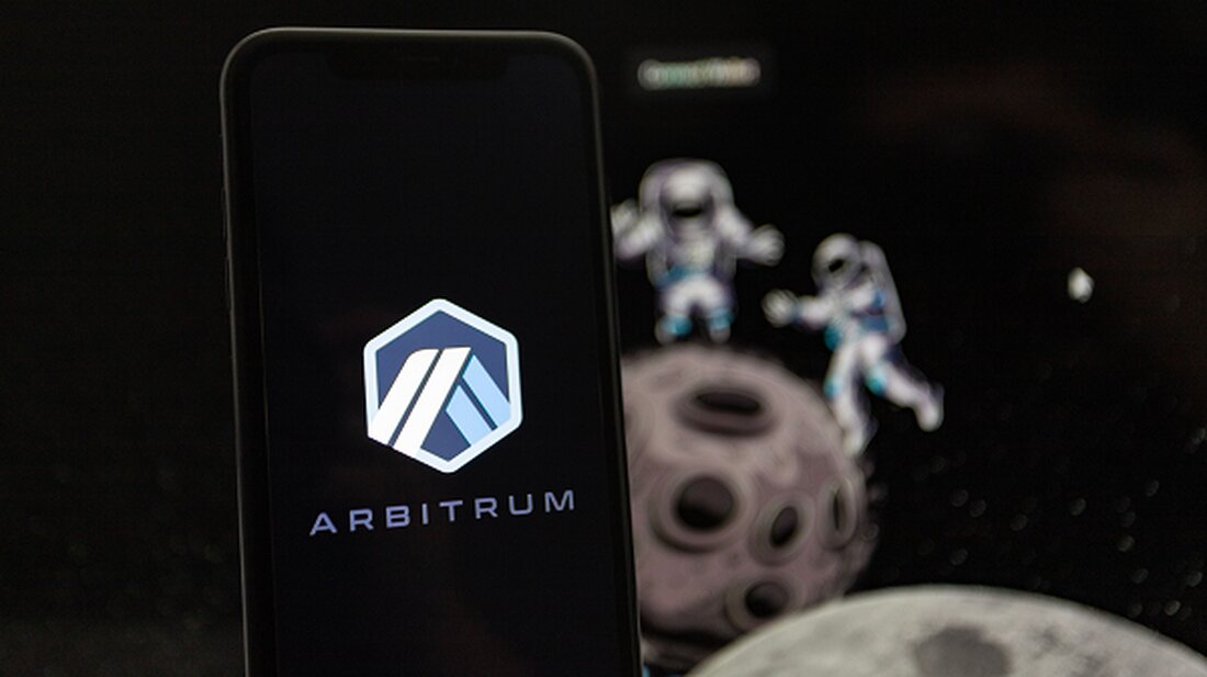 Potenzielle Erholungssignale für Arbitrum (ARB) trotz des aktuellen Preisrückgangs von 18,54 %. Algotech nutzt fortschrittliche KI für anspruchsvolle Handelsstrategien. Der Vorverkauf von Algotech bringt 3 Millionen US-Dollar ein und lockt über 8.500 einzigartige ALGT-Token-Inhaber an. In der dynamischen Welt des Kryptowährungshandels können sich Trends schnell ändern, was für Anleger sowohl Herausforderungen als auch Chancen mit sich bringt. Heute befassen wir uns mit den neuesten Entwicklungen rund um Arbitrum (ARB) und Algotech (ALGT)zwei Projekte, die im Kryptoraum Wellen schlagen. Lassen Sie uns erkunden, was diese Plattformen zu bieten haben – von Preisvorhersagen bis hin zum Vorverkaufserfolg. Preisvorhersage für Arbitrum (ARB). Arbitrum …
