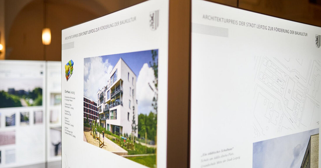 Architekturpreis wird am 13. November 2023 verliehen Die Stadt Leipzig wird am 13. November 2023 die Gewinner des „Architekturpreises der Stadt Leipzig zur Förderung der Baukultur“ bekannt geben. Oberbürgermeister Burkhard Jung und Baubürgermeister Thomas Dienberg werden die Preise ab 18:30 Uhr in einem Festakt im Oberlichtsaal der Leipziger Stadtbibliothek verleihen. Am 14. November 2023 wird zudem eine Ausstellung zum Architekturpreis in der Stadtbibliothek eröffnet. Mit der Auslobung im Jahr 2023 wird der Architekturpreis bereits zum 13. Mal vergeben. Der Preis würdigt herausragende zeitgenössische Architektur, die seit Januar 2020 im Stadtgebiet von Leipzig entstanden ist. Besonderes Augenmerk wird dabei auf Projekte …