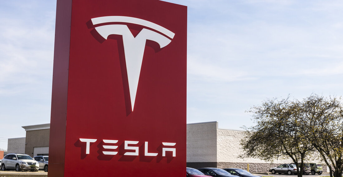 Tesla hat die 11.509 Bitcoin auf sieben Wallets aufgeteilt Arkham Intelligence sagte, einige hätten spekuliert, dass der Wechsel zu einem Krypto-Verwahrer erfolgte Tesla bleibt nach MicroStrategy und Marathon Digital Holdings das drittgrößte börsennotierte Bitcoin-Unternehmen Laut einem Blockchain-Analyseunternehmen besitzt Tesla trotz der Wallet-Bewegung letzte Woche immer noch 11.509 Bitcoin. In einem Beitrag am XArkham Intelligence sagte: „Wir glauben, dass es sich bei den Tesla-Wallet-Bewegungen, über die wir letzte Woche berichtet haben, um Wallet-Rotationen handelte, bei denen die Bitcoin immer noch im Besitz von Tesla waren. Tesla hat sein gesamtes Guthaben von 11.509 BTC (776,9 Millionen US-Dollar) auf neue Wallets übertragen.“ 𝗨𝗣𝗗𝗔𝗧𝗘: …