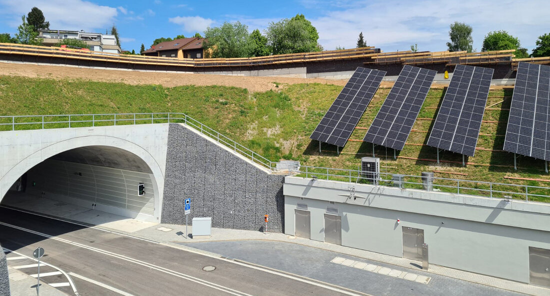 Der Arlinger Tunnel in Pforzheim nimmt als Teil des ersten Bauabschnitts der Westtangente seinen Probebetrieb auf. Eine Besonderheit des Tunnels ist, dass seine Beleuchtung und Betriebstechnik mit Solarstrom aus einer eigenen Photovoltaikanlage betrieben werden. Die offizielle Verkehrsfreigabe des ersten Bauabschnitts fand am 13. Mai 2024 statt, wobei prominente Persönlichkeiten wie der Parlamentarische Staatssekretär beim Bundesminister für Digitales und Verkehr, Michael Theurer, und Baden-Württembergs Verkehrsminister Winfried Hermann anwesend waren. Die Fertigstellung des ersten Bauabschnitts der Westtangente und des Arlinger Tunnels hat positive Auswirkungen auf die Region. Insbesondere wird der Verkehr vom innerstädtischen Ziel- und Quellverkehr entlastet, was zur Verbesserung der Verkehrssituation …