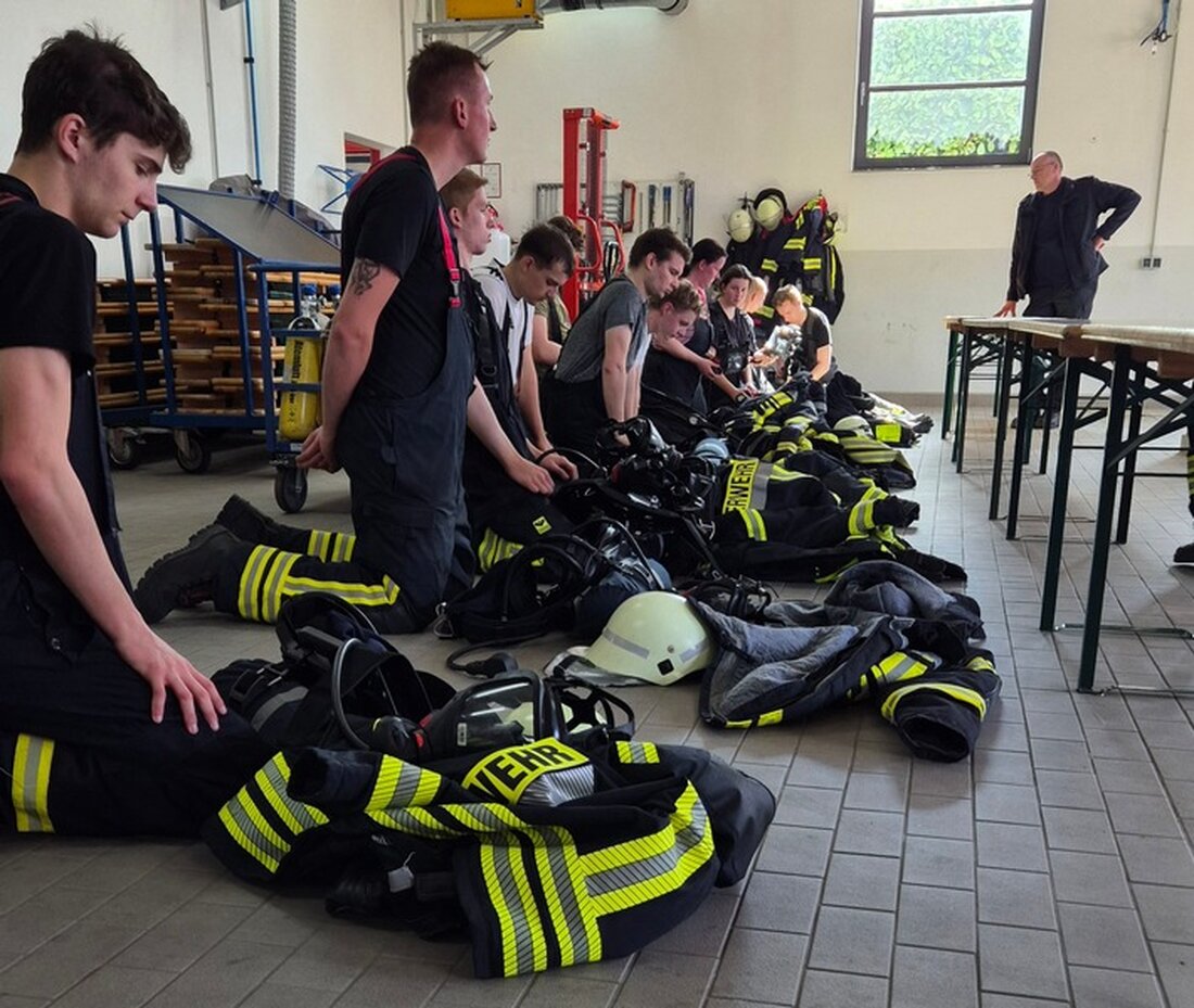 Freiwillige Feuerwehren Wickede und Ense bilden Atemschutzgeräteträger/innen aus: praxisnahe Schulung vom 28. März bis 11. April 2025.