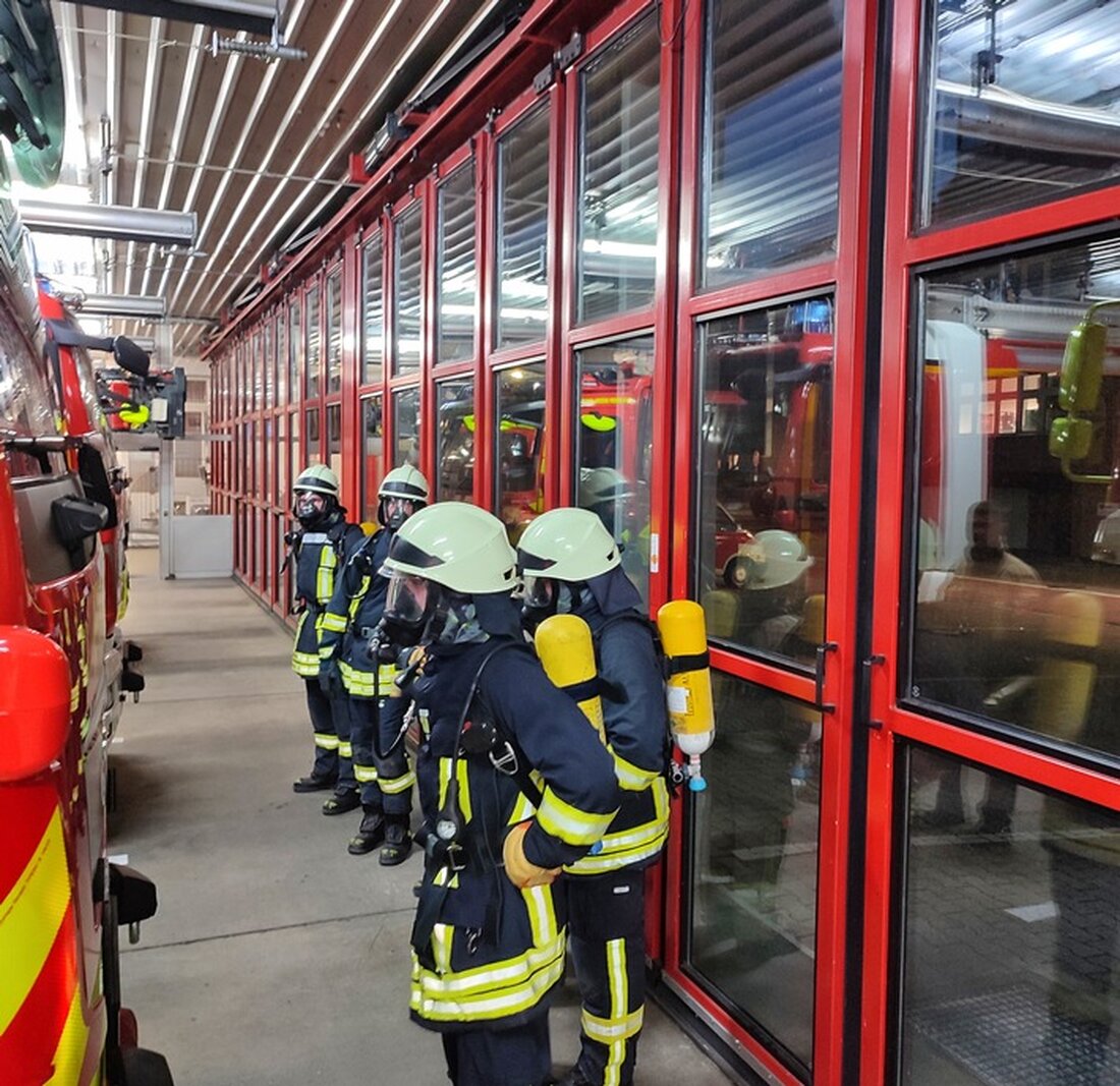 Vom 27. März bis 5. April 2025 schult die Feuerwehr Konstanz Teilnehmer im Atemschutzlehrgang über Theorie und Praxis.