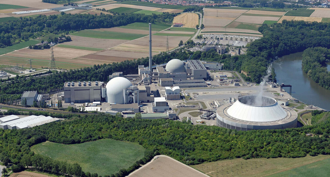 Beschädigte Säuredosierleitung im Kernkraftwerk Neckarwestheim außer Betrieb – keine Gefahr für Menschen und Umwelt Im Block II des Kernkraftwerks Neckarwestheim wurde bei einer Routinekontrolle am 26. September 2023 eine Beschädigung an einer Rohrleitung der Säuredosierleitung festgestellt. Der Betreiber des Kernkraftwerks hat daraufhin das System zur Behandlung radioaktiver Abwässer vorübergehend außer Betrieb genommen. Es besteht jedoch keine Gefahr für Menschen und Umwelt. Die Beschädigungen an der Säuredosierleitung wurden durch eine Routinekontrolle identifiziert. Eine der beschädigten Stellen wies eine kleine Lache auf, während die andere Stelle trocken war. Eine Messung der Kontamination ergab nur geringe Werte. Der Genehmigungsinhaber hat das Ereignis als …