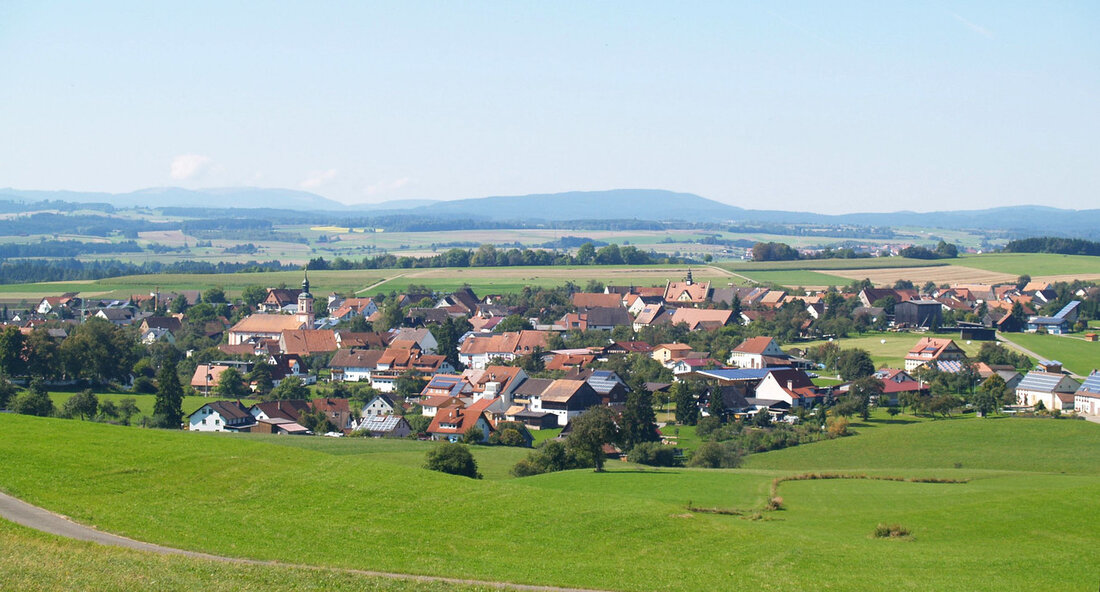 Das Bundesland Baden-Württemberg investiert 10,6 Millionen Euro in 129 dringliche Projekte im Ländlichen Raum, um zeitgemäße Wohnangebote, lebendige Ortskerne, einladende Plätze und Grünanlagen zu schaffen. Das deutlich gestiegene Antragsvolumen für Fördermittel aus dem Entwicklungsprogramm Ländlicher Raum (ELR) zeigt die hohe Attraktivität des Programms und den Bedarf an Unterstützung für strukturelle Verbesserungen. Minister für Ernährung, Ländlichen Raum und Verbraucherschutz, Peter Hauk, betonte die Bedeutung von guten Ideen und durchdachten Maßnahmen, um den Ländlichen Raum attraktiv zu gestalten und zukunftsfähig zu machen. Das ELR-Programm unterstützt Maßnahmen zur Sanierung und Umnutzung von Gebäuden im Ortskernbereich, zur Sicherung der Grundversorgung, zur Schaffung von Arbeitsplätzen …