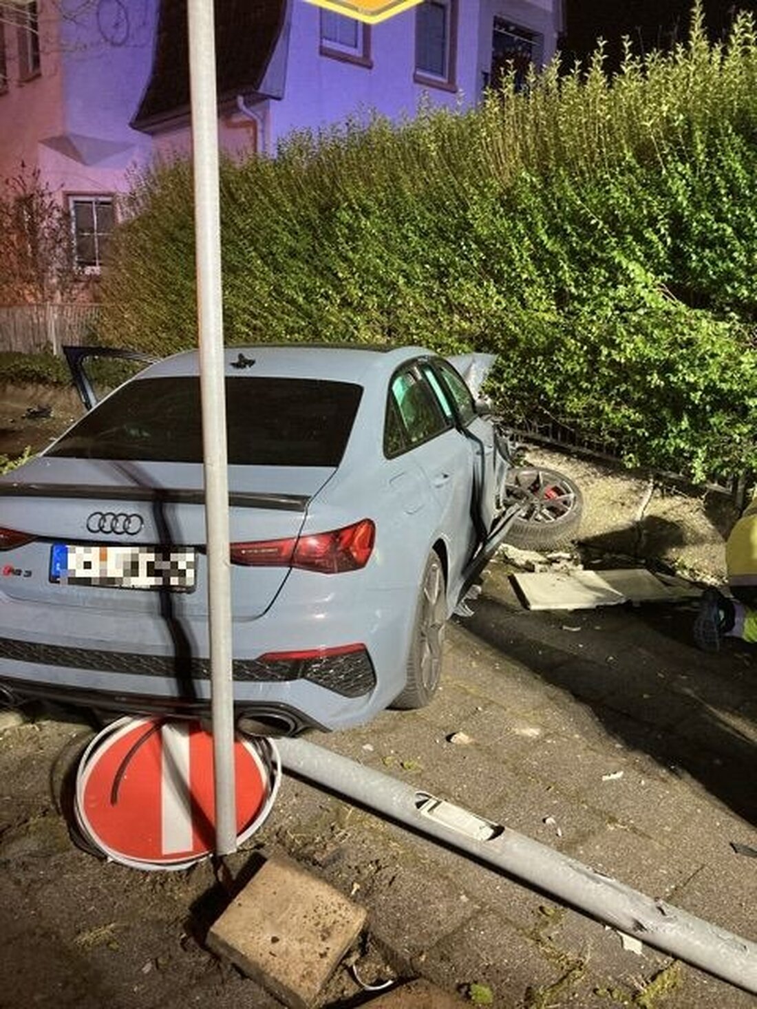 Ein alkoholisierter 22-Jähriger prallte mit seinem Audi in Offenbach gegen einen Stromkasten und eine Mauer. Zwei Verletzte.