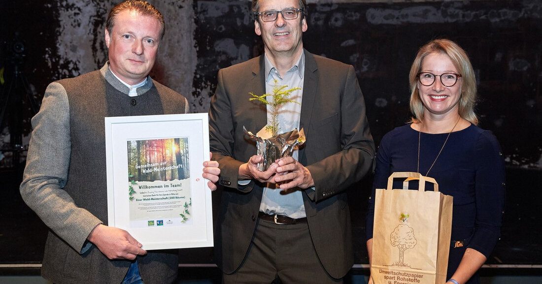 Auf dem Weg zur UEFA EURO 2024™: Gemeinsam zur Wald-Meisterschaft / LTM GmbH spendet 200 Bäume Meisterliches Engagement: Die Leipzig Tourismus und Marketing (LTM) GmbH spendet die erste „Wald-Meisterschaft“! Damit gehen 200 Bäume in das gemeinsame Spendenprojekt des Zoo Leipzig und der Host City Leipzig als Austragungsort der UEFA Fußball-Europameisterschaft 2024™️. Bei der Verleihung des Leipziger Tourismuspreises am Montagabend tauschten ein symbolischer Setzling und die Spenden-Urkunde den Besitzer. von links: Henrik Lindner, Volker Bremer und Katja Büchel © Alexander Schmidt/punctum „Die erste Wald-Meisterschaft geht an die LTM GmbH – wir unterstützen das angestrebte Ziel tatkräftig und sind damit die ersten &hellip;