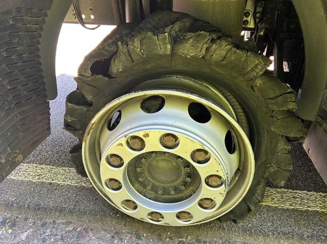 B10 bei LD-Godramstein: LKW-Unfall durch defekten Reifen verursacht Sachschaden und Verkehrsbehinderungen.