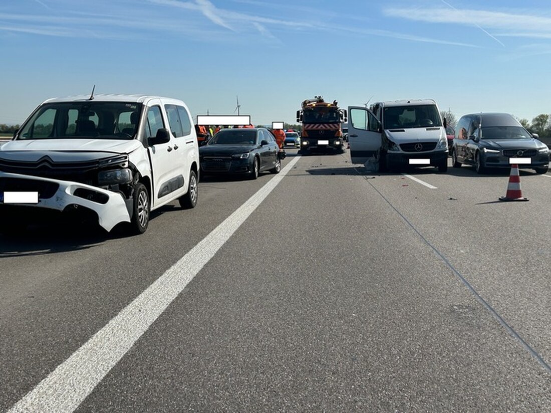 Auffahrunfall auf der A65 bei Haßloch: Ein Fahrer erkannte zu spät, verursachte Kollision mit vier Fahrzeugen, eine Person verletzt.
