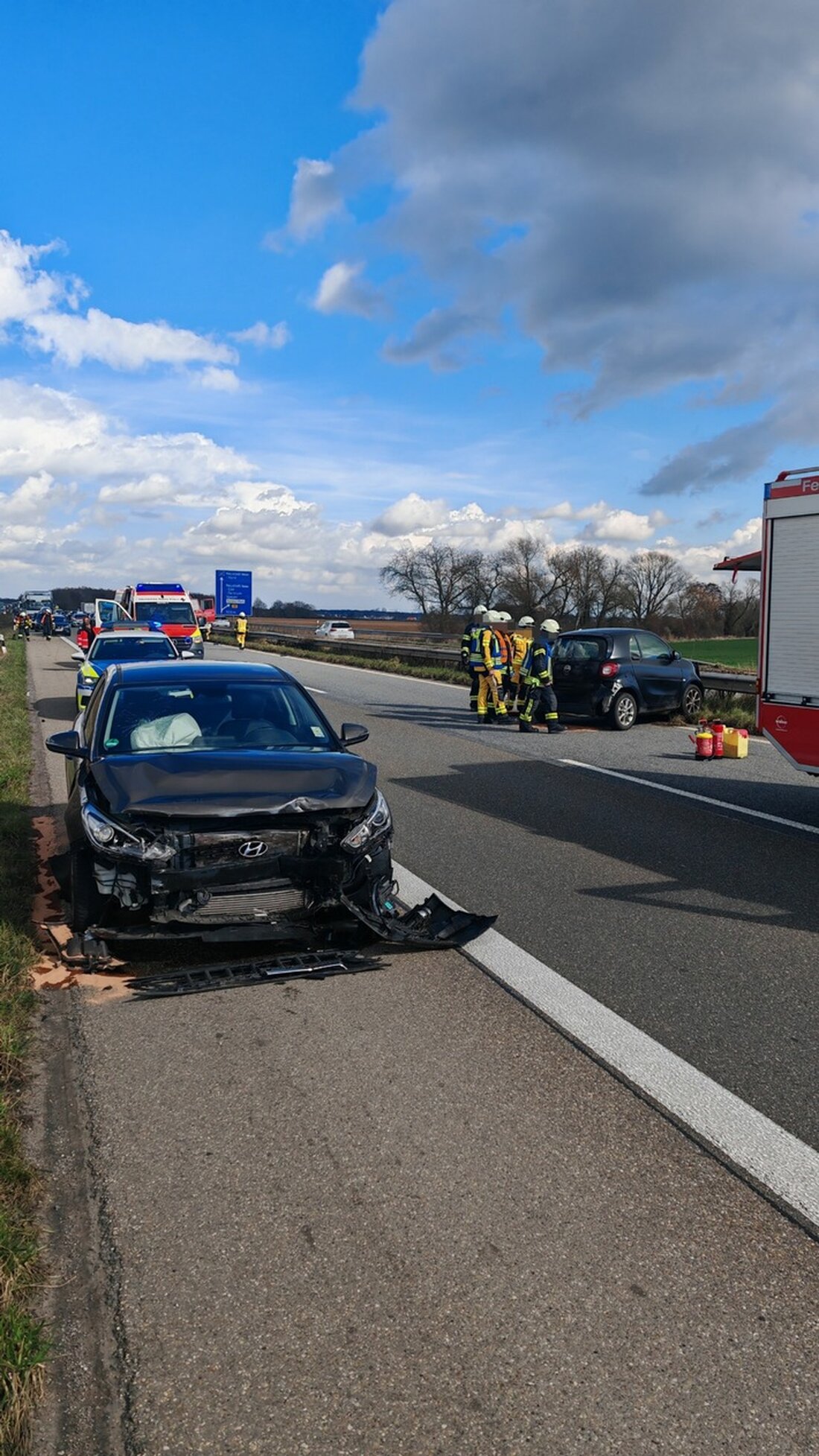 Auffahrunfall auf der BAB 65 bei Neustadt-Süd führt zur Autobahnsperrung. Leichtverletzte und Verkehrsbeeinträchtigungen bis 14:30 Uhr.