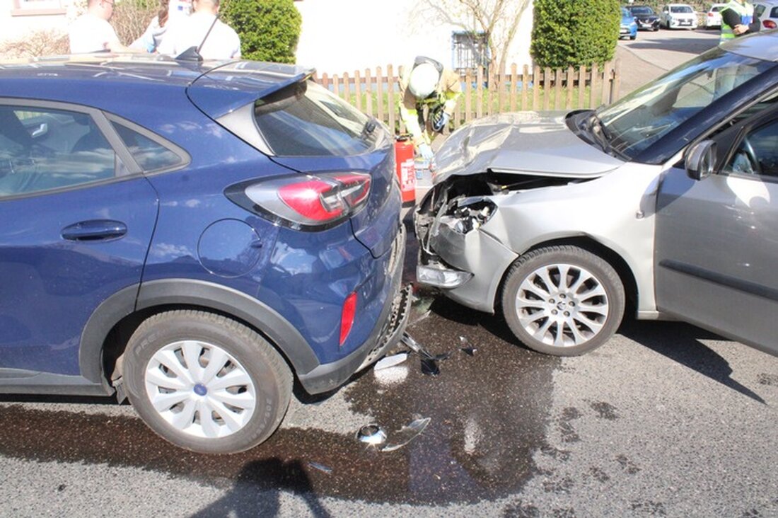 Am 02.04. kam es in Bergisch Gladbach zu einem Auffahrunfall mit drei Pkw. Ein Fahrer flüchtete unerlaubt vom Unfallort.