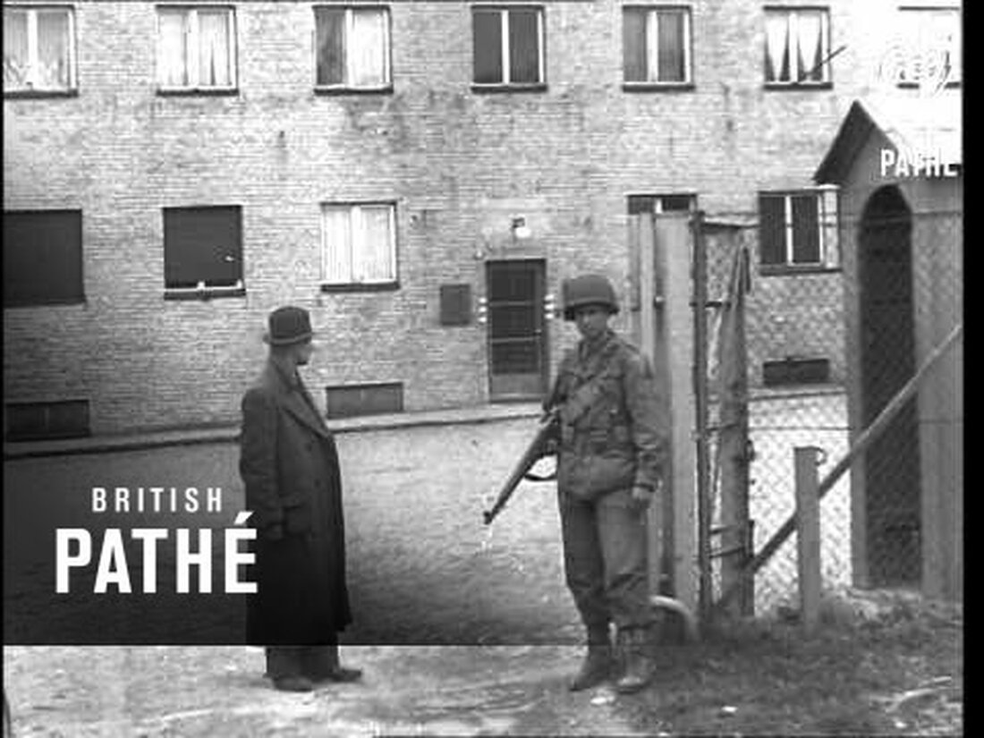 Nicht verwendetes / nicht ausgegebenes Material – Daten und Orte unklar oder unbekannt. Leipzig. Deutschland L / S des großen Gebäudes. C / U von Eagle Emblem auf. Mehrere Aufnahmen einer Vielzahl von elektrischen Maschinen im Gebäude. Schüsse von amerikanischen Soldaten, die die Außenseite des Gebäudes bewachen. Verschiedene deutsche Schilder außerhalb des Gebäudes. Großes Hakenkreuz über der Tür. Aufnahmen von einem großen Luftmast. FILM ID: 2123.01 EIN VIDEO AUS BRITISH PATHÉ. ENTDECKEN SIE UNSEREN ONLINE-KANAL, BRITISH PATHÉ TV. Es ist voll von großartigen Dokumenten, faszinierenden Interviews und klassischen Filmen. http://www.britishpathe.tv/ FÜR LIZENZANFRAGEN BESUCHEN http://www.britishpathe.com/ British Pathé repräsentiert auch die historische …