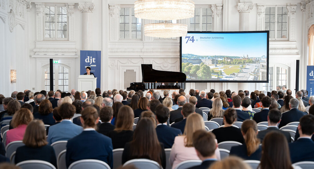 Der 74. Deutsche Juristentag startet mit einer glanzvollen Auftaktveranstaltung in Stuttgart Europas größter Rechtskongress, der Deutsche Juristentag, hat am 13. April 2024 mit einer beeindruckenden Auftaktveranstaltung den Beginn der Anmeldephase für den dreitägigen Kongress eingeläutet. Der Kongress, der vom 25. bis 27. September 2024 in Stuttgart stattfinden wird, erwartet rund 2.000 Teilnehmer aus Justiz, Politik, Wirtschaft und Wissenschaft. Die Ministerin der Justiz und für Migration von Baden-Württemberg, Marion Gentges, betonte in ihrer Eröffnungsrede die Bedeutung der Juristerei für die gesellschaftliche Ordnung und den individuellen Schutz. Sie unterstrich auch die Verantwortung der Juristinnen und Juristen, die großen Themen unserer Zeit anzugehen. …