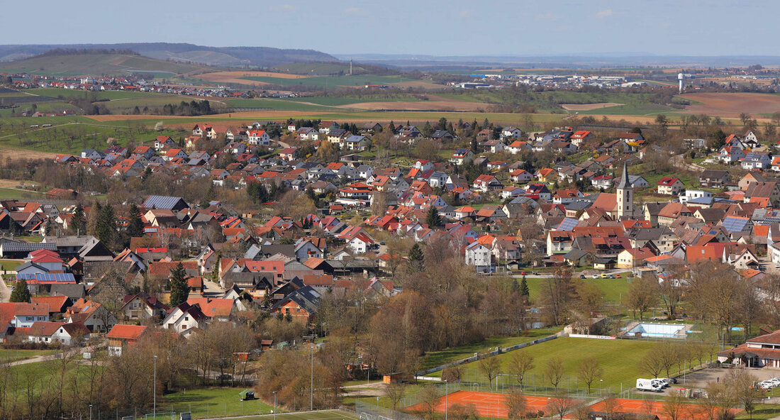 Im Landkreis Calw in Baden-Württemberg hat das Modellprojekt „CoworkingLand BW“ begonnen. Dieses Projekt soll CoworkingSpaces im ländlichen Raum weiterentwickeln und innovative Arbeits- und Denkräume schaffen. Das Land fördert die Entwicklung und Implementierung vernetzter CoworkingOrte, um verschiedene Akteure zusammenzubringen, den Austausch zu stärken und Denkräume für innovative Ideen und Lösungen zu schaffen. Peter Hauk, der Minister für Ernährung, Ländlichen Raum und Verbraucherschutz, erklärte anlässlich des Starts des Modellprojekts am 14. August 2023 in Bad Wildbad: „Mit dem Modellprojekt setzen wir neue Maßstäbe der Kooperation zwischen Gemeinden im Ländlichen Raum durch neu gedachtes Netzwerken.“ Das Modellprojekt greift den Trend im Bereich Coworking …