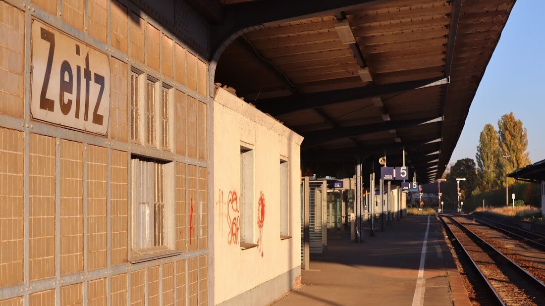 In der südöstlichen Ecke von Sachsen-Anhalt, zwischen Leipzig in Sachsen und Gera in Thüringen, liegt die Stadt Zeitz, bekannt für ihre Kinderwagenindustrie („Zekiwa“) und die knusprigen Flocken „Zetti“. Weniger bekannt ist, dass der Bahnhof Zeitz in Bezug auf die Anzahl der Gleise problemlos mit den Hauptbahnhöfen in Hamburg und Berlin mithalten kann. Die meisten Einrichtungen werden jedoch nicht genutzt: Auf den acht Bahnsteiggleisen verkehren selten mehr als drei (Personenzüge) pro Stunde. Dieser Film beschreibt die Geschichte der Eisenbahn in Zeitz von den Anfängen bis zur Gegenwart und bietet viele Eindrücke eines Bahnhofs, der längst nicht mehr zeitgemäß ist … Kleine …