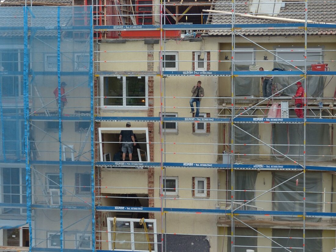Ausbau der Geithainer Marienstraße dauert nochmal länger An der Marienstraße in Geithain laufen die letzten Arbeiten Die Fertigstellung der Geithainer Marienstraße verschiebt sich noch einmal. Ursprünglich hatte die Stadtverwaltung die Verkehrsfreigabe für Mitte Oktober geplant. Doch das ist nicht möglich, da im östlichen Teil der von der Bruchheimer Straße nach Wickershain führenden Verbindung noch immer gebaut wird – nicht an der Fahrbahn selbst, aber an den Nebenanlagen. Und zu denen zählen neue Grundstückseinfriedungen, Zäune und mit Gestein gefüllte Gabionenwände. Neuer Termin für die Verkehrsfreigabe Anfang November Die Bauarbeiten in der Marienstraße in Geithain sind fast abgeschlossen, jedoch konnten sie bis …