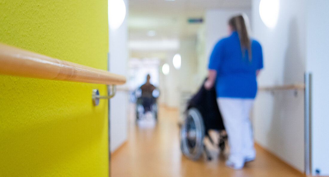 Mit dem elektronischen Heilberufsausweis erhalten Pflegekräfte, Hebammen und Physiotherapeuten sicheren Zugang zu digitalen Gesundheitsdaten und Anwendungen der Telematikinfrastruktur. Anträge sind online über das elektronische Gesundheitsberuferegister zu stellen. Das Gesundheitswesen wird zunehmend digitaler. Insbesondere die Vernetzung unterschiedlicher Berufsgruppen spielt dabei eine zentrale Rolle. Ein wichtiger Teil ist etwa der Zugriff auf Daten und Anwendungen der sogenannten Telematikinfrastruktur. Sie ist die zentrale Plattform für Gesundheitsanwendungen in Deutschland. Mit dem elektronischen Heilberufsausweis (eHBA) können Pflegekräfte, Hebammen und Physiotherapeutinnen/Physiotherapeuten sicher auf diese Infrastruktur sowie die elektronische Gesundheitskarte (eGK) zugreifen. Elektronische Heilberufsausweise werden auch für in Baden-Württemberg tätige Gesundheitsfachkräfte ab sofort ausgestellt. Sicherer Zugriff auf …