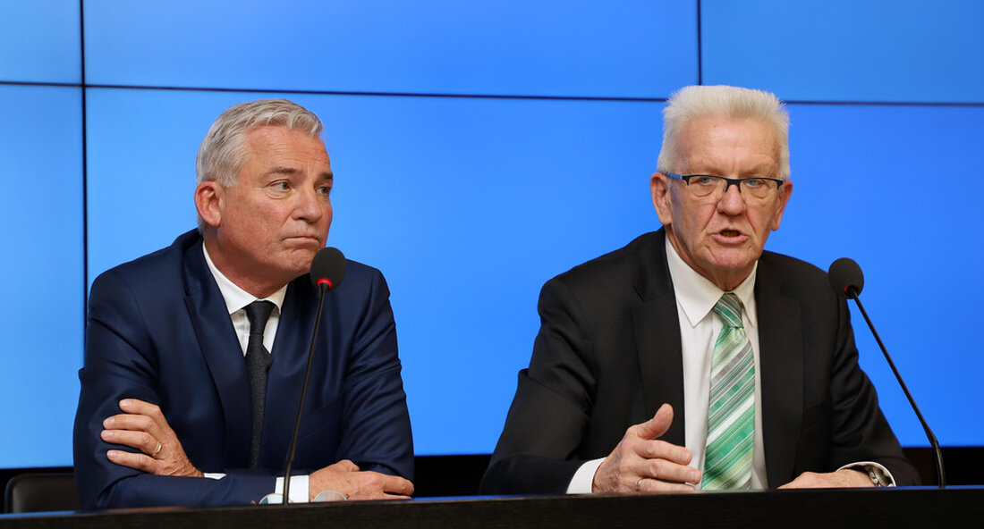 Die Förderung des sozialen Zusammenhalts und die Bekämpfung des Extremismus ist ein zentrales Anliegen der Landesregierung. Sie hat erneut deutlich gemacht, dass keine extremistischen Vereinigungen oder Einzelpersonen von freiwilligen staatlichen Mitteln profitieren dürfen. „Die Landesregierung hat es sich zur Aufgabe gemacht, den Zusammenhalt im Land von Anfang an zu fördern. Wir wollen die Verteidigung unserer Gesellschaft gegen Polarisierung und Spaltung stärken. Das kann nur gelingen, wenn wir Freiheit, Vielfalt und Zusammenhalt miteinander verbinden und uns entschieden gegen diejenigen stellen, die unsere Gesellschaft und das demokratische System angreifen “, sagte der Premierminister Winfried Kretschmann. Am Morgen hatte der Ministerrat auf der …
