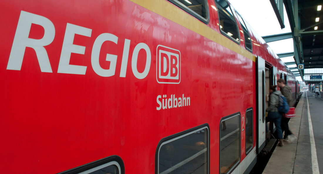 Das Land und die SBB GmbH haben den Vertrag für die Regionalbahn Singen-Schaffhausen unterzeichnet. Die SBB GmbH übernimmt somit ab Dezember 2022 den Verkehr der DB Regio. Der neue Verkehrsvertrag läuft bis Ende 2027. Der Verkehrsvertrag für die Regionalbahn Singen-Schaffhausen ist unter Dach und Fach: Land und SBB GmbH haben unterzeichnet, die SBB GmbH übernimmt im Dezember 2022 den Betrieb von DB Regio im Vergabenetz 19. Ministerialdirektor Berthold Frieß und Patrick Altenburger, Geschäftsführer der SBB GmbH, haben am 22. September 2022 den Verkehrsvertrag für das Netz „Singen-Schaffhausen“ (Vergabenetz 19) unterschrieben. Das Tochterunternehmen der Schweizerischen Bundesbahnen hatte als einziger Bieter im …