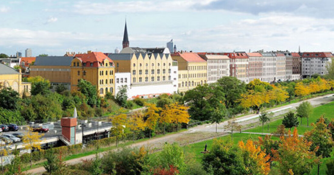 Ausstellung im Neuen Rathaus zeigt „Lebendige Stadterneuerung“ Leipzig steht nie still und erfindet sich immer wieder neu. Nach der Wende hatte die Stadt mit Verfall und Leerstand zu kämpfen, heute ist Leipzig eine pulsierende, wachsende Metropole. Eine neue Ausstellung in der Unteren Wandelhalle im Neuen Rathaus spürt diesem andauernden Wandel nach, mit einem Schwerpunkt auf den Themen Stadterneuerung und Wohnungsbau. Die Ausstellung „Lebendige Stadterneuerung in Leipzig“ zeigt vom 18. Juli bis zum 31. August 2023, was sich in den Quartieren getan hat – und welchen Weg Leipzig noch immer nimmt.  Der Freistaat Sachsen, der Bund und die EU haben dabei &hellip;