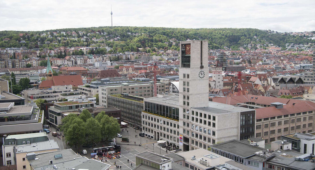 Ab 20. Juli findet die Ausstellung zum Landespreis Baukultur Baden-Württemberg 2020 im Stuttgarter Rathaus statt. Innovatives Planen und Bauen ist die Basis für eine gute Entwicklung des Landes als Wohn- und Wirtschaftsstandort. Die Gewinner zeigen, was hochwertige Baukultur auszeichnet. Vom 20. Juli bis 27. August 2021 die Ausstellung zum Staatspreis für Baukultur Baden-Württemberg in dem Stuttgarter Rathaus zu sehen, die im März 2020 in Stuttgart zum zweiten Mal verliehen wurde. Während der Öffnungszeiten des Rathauses auf 52 großformatigen Rollups, einer Medienstele und einem Touchpanel über die acht Staatspreise und 16 Anerkennungen. „Es ist eine unserer zentralen gesellschaftlichen Aufgaben, den Wandel …