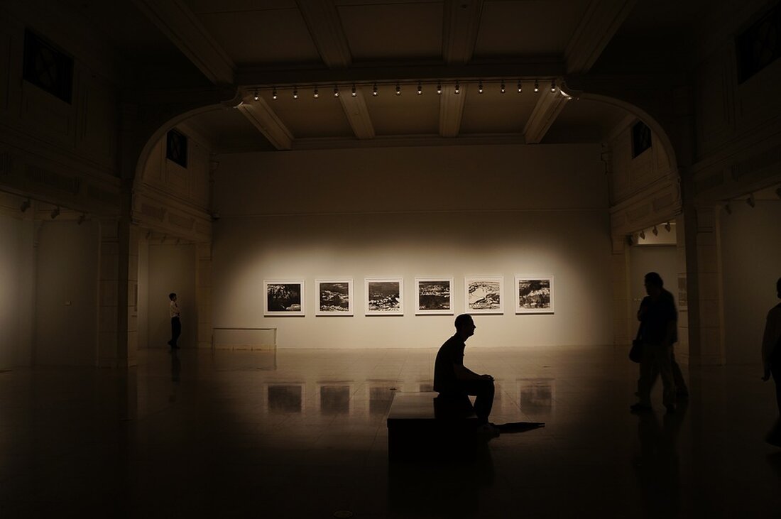 Am Mittwoch, den 22. Mai 2024, wird die Ausstellung &#8222;still]a[life&#8220; in der GalerieETAGE und im Museum Reinickendorf eröffnet. Die Leiterin des Fachbereiches Kunst und Geschichte in Reinickendorf, Dr. Sabine Ziegenrücker, wird die Gäste begrüßen und in das Werk der fünf Künstlerinnen Angelika Arendt, Anna Lehmann-Brauns, Rona Kobel, Ulrike Kolb und Yasmin Alt einführen. Die Ausstellung &#8222;still]a[life&#8220; bringt künstlerische Positionen zusammen, die den Blick auf die außermenschliche Umgebung lenken und Objekte der Natur oder der uns umgebenden Dingwelt in den Fokus rücken. Es wird gezeigt, wie die Zeit stillzustehen scheint und die Dinge für sich selbst sprechen, abseits menschlicher Einflüsse. Die &hellip;