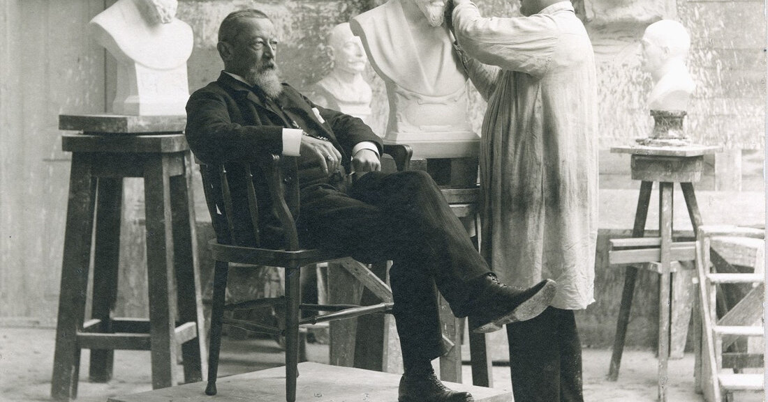 Ausstellungseröffnung: Licht gestaltet – aus dem Leben des Leipziger Stadtbaurates Hugo Licht (1841–1923) Am Montag, den 24. April 2023 wird im Stadtarchiv Leipzig um 18 Uhr eine Sonderausstellung zu Hugo Licht eröffnet und bis 27.07.2023 zu sehen sein. Anlässlich des 100. Todesjahres des Leipziger Stadtbaurates werden der Öffentlichkeit ausgewählte Archivalien des vielfältigen Teilnachlasses präsentiert. Hugo Licht sitzt dem Bildhauer Georg Wrba Modell, um 1911 StadtAL, 0463 TNL Licht, Nr. 221 © Stadtarchiv Leipzig (Foto: Rehse &amp; Co.) Der wohl bekannteste Architekt Leipzigs, dessen Entwürfe für kommunale Bauten der Bildung, Verwaltung, Versorgung und Kultur – darunter das Städtische Kaufhaus, das Grassimuseum &hellip;