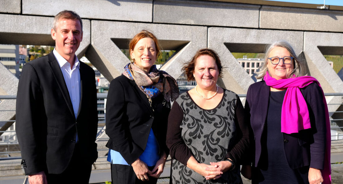 Kultusministerin Schopper und Bildungsministerin Prien tauschen sich über bildungspolitische Herausforderungen aus Die Kultusministerin Theresa Schopper aus Baden-Württemberg und die Bildungsministerin Karin Prien aus Schleswig-Holstein haben sich kürzlich in Stuttgart getroffen, um über gemeinsame bildungspolitische Themen zu diskutieren. An dem Treffen nahmen auch hochrangige Amtsträger beider Länder sowie Vertreterinnen und Vertreter der Fachabteilungen teil. Ein zentrales Thema des Austauschs war die Bewältigung von Herausforderungen im Bildungswesen, wie beispielsweise die Sprachbildung und -förderung sowie die Ganztagsbetreuung. Insbesondere die Einführung eines Rechtsanspruchs auf Ganztagsbetreuung im Grundschulalter ab dem Schuljahr 2026/2027 stand im Fokus der Gespräche. Ministerin Schopper betonte die Bedeutung des Föderalismus, um …