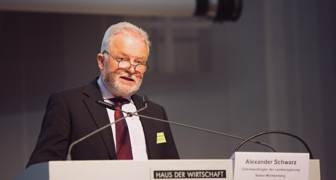 Opferschutz und therapeutische Aufarbeitung von Straftaten im Fokus: Erfolgreicher Landesweiter Tag des Opferschutzes in Stuttgart Stuttgart – Beim achten Landesweiten Tag des Opferschutzes in Stuttgart haben rund 250 Vertreter aus den Bereichen Justiz, Polizei, Sozialarbeit, Seelsorge, Aussagepsychologie und Psychotherapie Lösungsansätze für das Spannungsverhältnis zwischen rechtstaatlicher Sachverhaltsaufklärung und therapeutischer Versorgung von Opfern von Straftaten erarbeitet. Das Leitthema der Veranstaltung lautete „Rechtstaatliches Strafverfahren und psychotherapeutische Aufarbeitung bei Opfern von Straftaten: Widerspruch oder Vorgehen Hand in Hand?“. Die Veranstaltung wurde erstmals vom Ministerium der Justiz und für Migration unter der Federführung des Opferbeauftragten der Landesregierung, Alexander Schwarz, ausgerichtet. Ministerin der Justiz und für …
