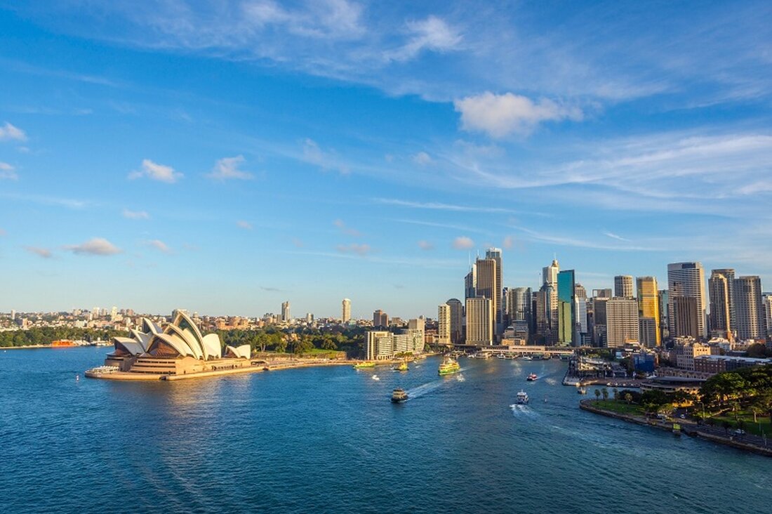 Börsen mit bestimmten Vermögensniveaus müssen eine australische Finanzdienstleistungslizenz erwerben Der Gesetzesentwurf soll bis 2024 vorliegen. In einem Konsultationsprozess werden Interessenvertreter und die Öffentlichkeit zu 32 wichtigen Regulierungsthemen um Beiträge gebeten. In einem wichtigen Schritt zur Regulierung der schnell wachsenden Kryptowährungsbranche in Australien hat das australische Finanzministerium Pläne zur Einführung eines umfassenden Lizenzsystems für Krypto-Börsen vorgestellt. Ziel der Initiative ist es, den Verbraucherschutz zu verbessern, dringend benötigte Klarheit in den Bereich der digitalen Vermögenswerte zu bringen und dem Land den Weg zu ebnen, sich an globale Regulierungsstandards anzupassen. Der neu vorgeschlagene Regulierungsrahmen Gemäß dem neu vorgeschlagenen Rahmen müssen in Australien tätige …
