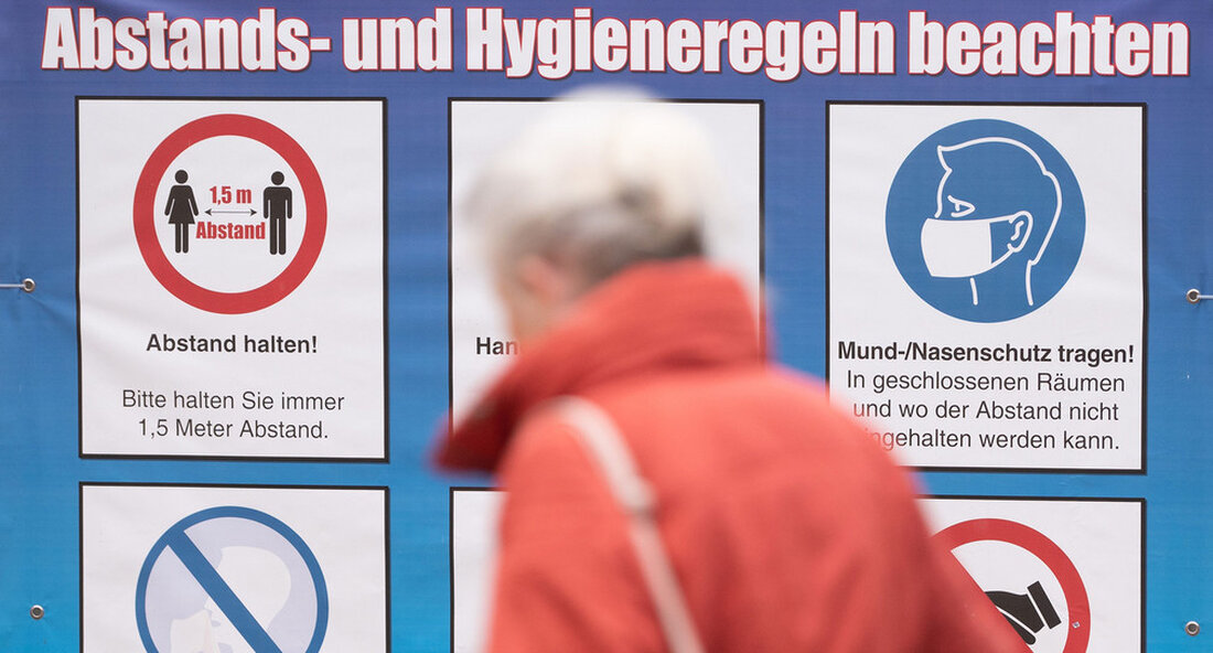Die Landesregierung wird am 20. Dezember 2021 die Corona-Regeln anpassen. Dann gibt es auch eine Obergrenze für Treffen zwischen Geimpften und Rekonvaleszenten. Auch in der Silvesternacht gilt ein Versammlungs- und Aufenthaltsverbot. Messen und Ausstellungen sind nicht mehr erlaubt. Die Landesregierung Baden-Württemberg hat am Freitag, 17.12.2021, die Corona-Verordnung angepasst. In der aktuellen Warnstufe II gelten künftig auch Kontaktbeschränkungen für Geimpfte und Genesende. Treffen mit ausschließlich geimpften oder genesenen Personen sind nur mit maximal 50 Personen in Innenräumen und mit maximal 200 Personen im Freien erlaubt. Damit setzt das Land einen Beschluss der Ministerpräsidentenkonferenz mit der Bundesregierung (MPK) um. Zudem kann in …
