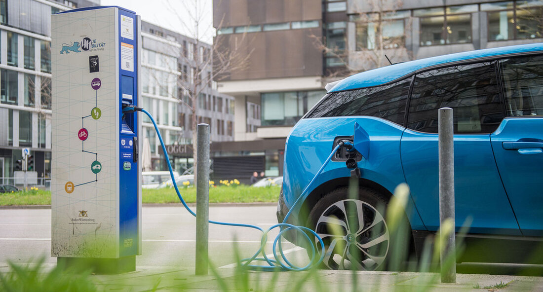 Dank des Förderprogramms Charge @ BW wurden im Land 15.000 neue Ladepunkte für Elektrofahrzeuge geschaffen. Nach dem Ende des Programms wird sich die Bundesförderung dem Ziel von zwei Millionen Ladepunkten bis 2030 nähern. 5.000 Anträge, 15.000 Ladepunkte, 30 Millionen Euro Förderung: mit dem Programm Aufladen @ BW Das Verkehrsministerium Baden-Württemberg kann auf eine Erfolgsgeschichte zurückblicken. Nach Beendigung des Programms beginnt die Bundesförderung. Das Ministerium hat den Bau von öffentlichen und nicht-öffentlichen Ladepunkten für einen großen Kreis von förderfähigen Antragstellern finanziell unterstützt. Bis zum Ende des Programms werden rund 15.000 neue Ladepunkte geschaffen, davon rund 4.000 öffentlich. Das Landesprogramm wird nun …