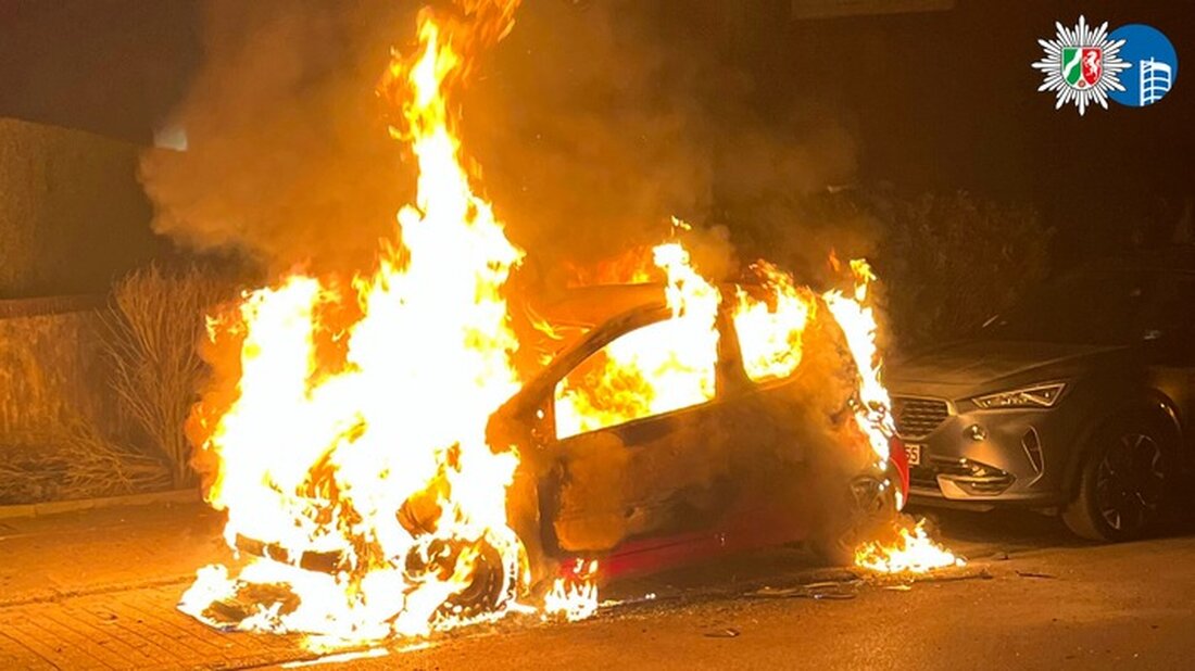 In Oberhausen-Klosterhardt ging ein geparkter Kleinwagen in Flammen auf. Polizei sucht Zeugen für die Ermittlungen.