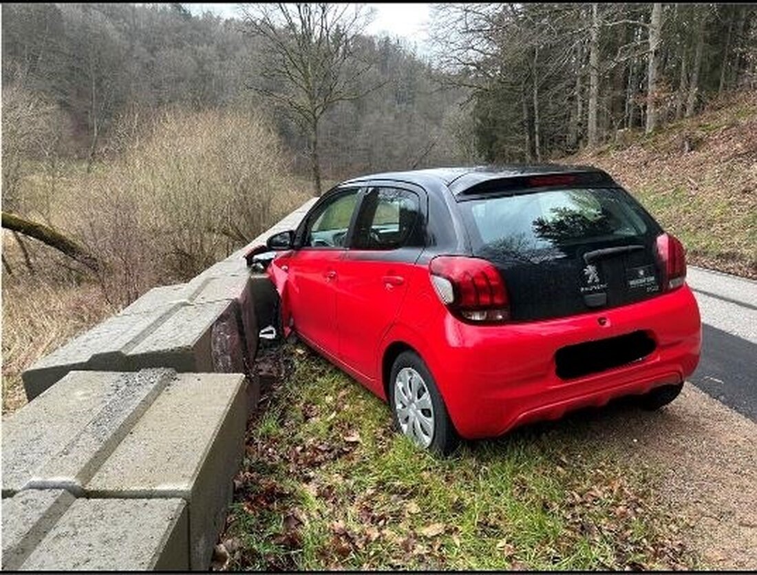 Am 13.02.25 verunglückte ein Peugeot 108 auf der L490 bei Vorderweidenthal und prallte gegen eine Mauer. Fahrer musste abgeschleppt werden.