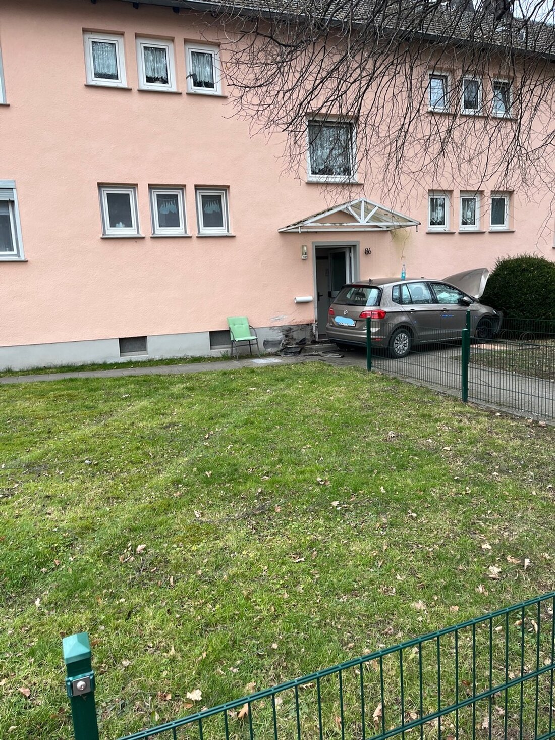 Ein 94-jähriger Fahrer verunglückte in Soest und rammte eine Hauswand. Nur leichte Verletzungen, keine weiteren Betroffenen.