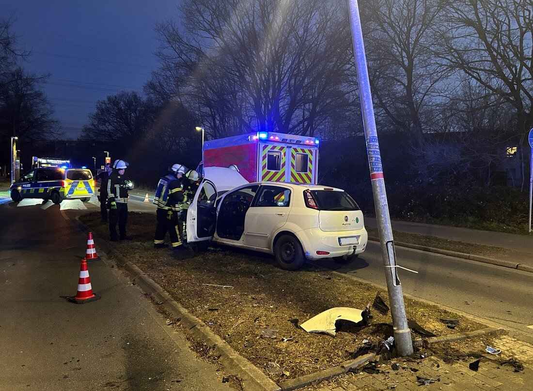 Am 19. Februar 2025 verursachte ein PKW-Unfall auf der Rathausallee in Moers eine Straßenlaterne in Schieflage.