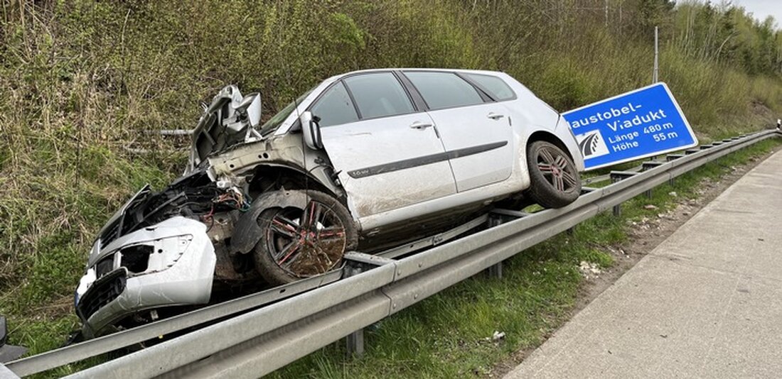 Ein 51-Jähriger verursachte am Sonntag auf der A8 bei Aichelberg einen Unfall durch Sekundenschlaf. Beide Insassen blieben unverletzt.