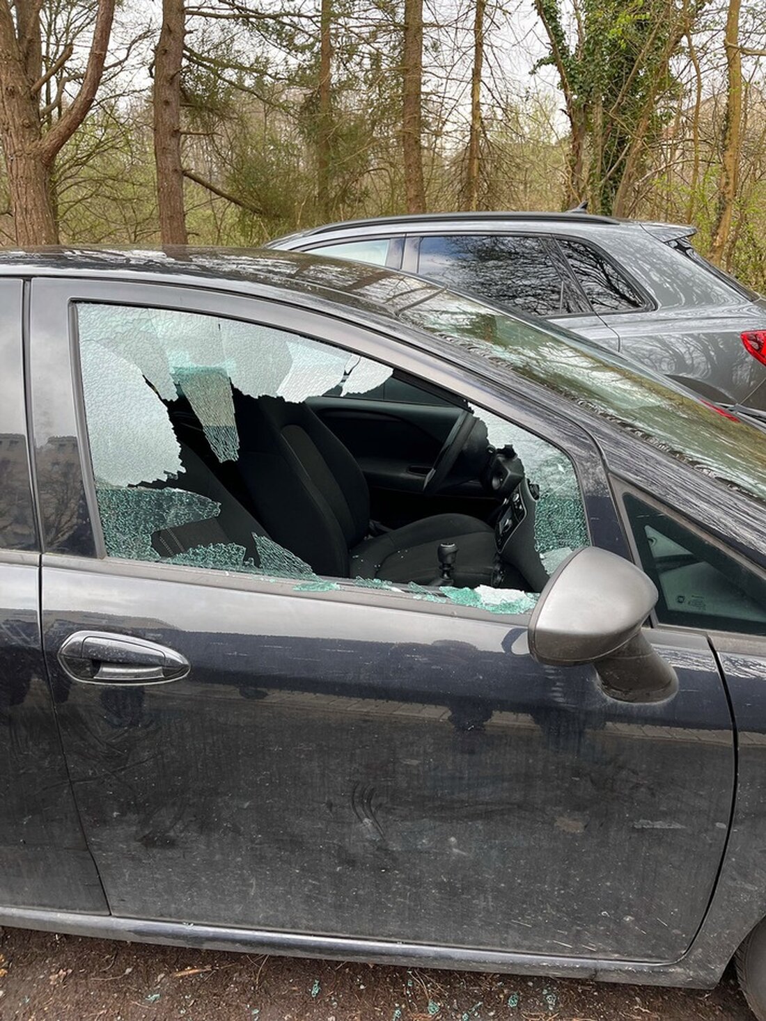 Die Polizei Märkischer Kreis warnt vor zunehmenden Autoaufbrüchen in Iserlohn. Lassen Sie keine Wertgegenstände im Fahrzeug!